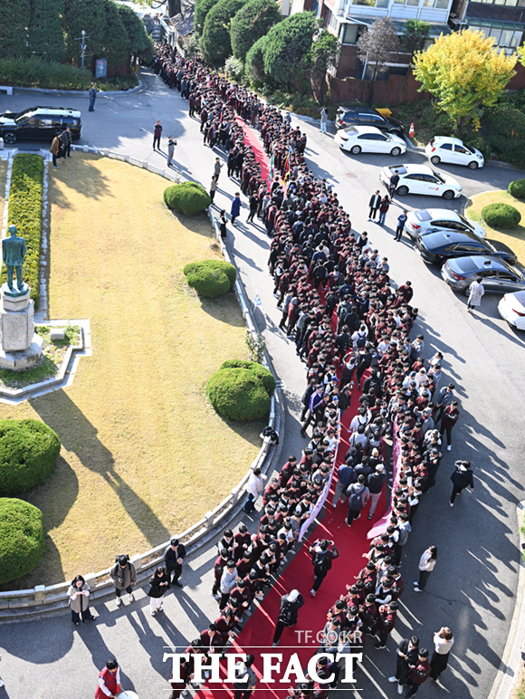 2025학년도 대학수학능력시험을 하루 앞둔 13일 오전 서울 종로구 중앙고등학교에서 수험표를 받은 고3 수험생들이 1,2 학년의 응원을 받으며 레드카팻을 걷고 있다. /이새롬 기자