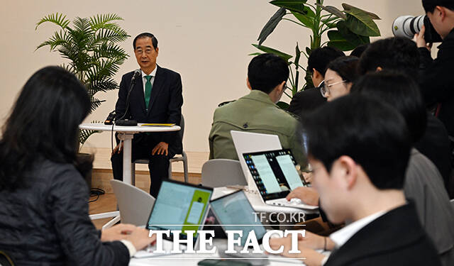 한덕수 국무총리가 13일 오전 서울 종로구 정부서울청사 별관에서 출입기자단 백브리핑을 하고 있다. /임영무 기자