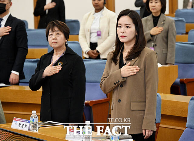 국기에 대한 경례하는 탁영란 대한간호협회 회장(왼쪽)과 이주영 개혁신당 의원.