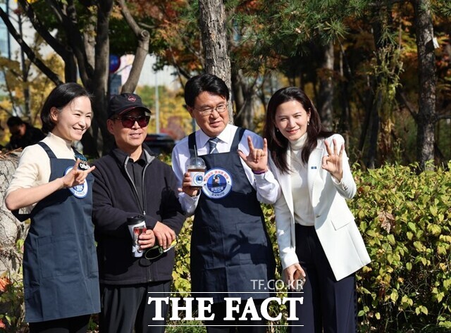 13일 탄핵다방에선 조국혁신당 소속 의원들이 앞치마를 입고 시민들과 소통하는 모습도 눈에 띄었다. 시민과 기념촬영하는 이해민 의원(왼쪽), 황운하 원내대표(오른쪽 두번째), 조윤정 최고위원(오른쪽)/ 조국혁신당 제공