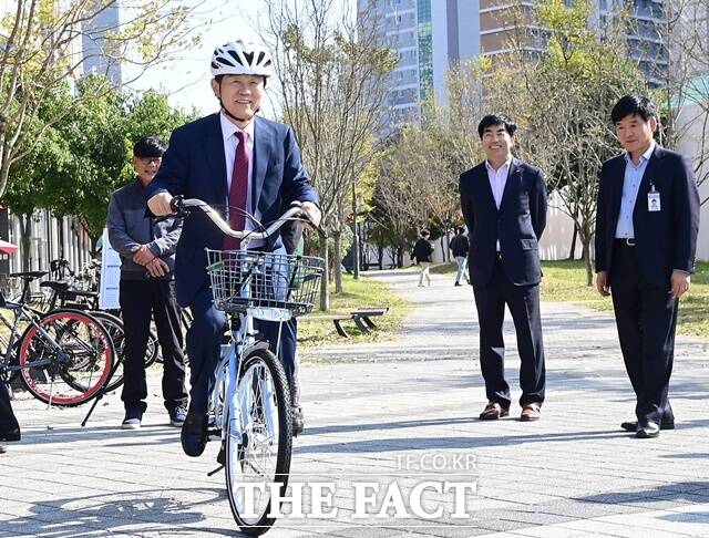 조규일 진주시장이 공유형 자전거 서비스인 ‘하모타고’의 시범운영 전 현장 점검을 하고 있다./진주시