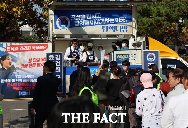 조국 조국혁신당 대표가 13일 서울 여의도공원에서 탄핵다방을 열고 시민들에게 음료를 나눠주고 있다. 활기있는 현장이었지만 복잡하게 느껴지진 않았다. /조국혁신당 제공