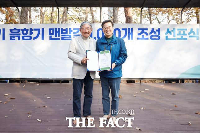 김동연 경기도지사(오른쪽)가 13일 군포시 수리산 산림욕장 맨발걷기 길에서 열린 ‘경기 흙향기 맨발길 조성 선포식’에 참석해 박동창 맨발걷기운동본부 회장(왼쪽)과 기념촬영을 하고 있다./경기도