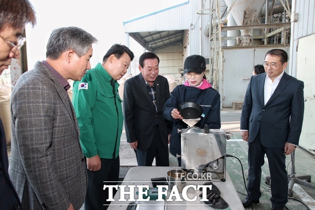 오성환 당진시장이 공공비축미 수매 현장을 찾아 농업인과 관계자들을 격려했다. /당진시