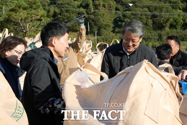 김순호 구례군수가 지난 12일 광의면 수월리 공공비축미 수매 현장을 찾아 농민들과 소통하고 있다./구례군