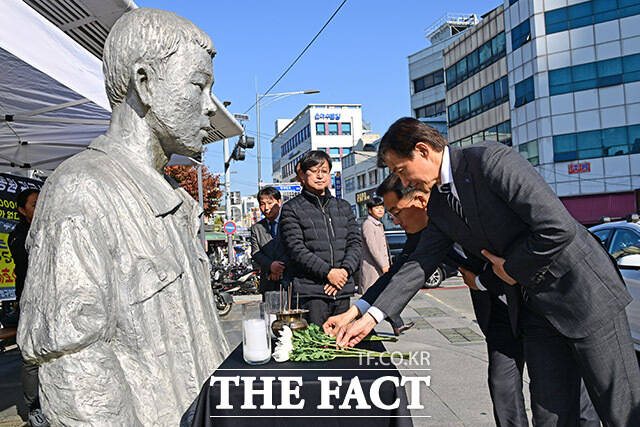 조국 조국혁신당 대표(오른쪽)와 신장식 의원이 전태일 열사 54주기를 맞아 13일 오전 서울 종로구 전태일다리(버들다리)에서 헌화를 하고 있다. /남윤호 기자