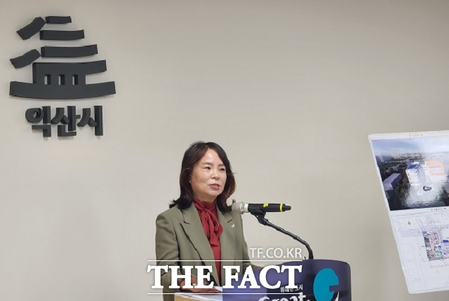 김영희 익산시복지교육국장이 13일 시 브리핑룸에서 정례브리핑을 갖고 지난 7월 개편된 보호출산제와 내년 7월 개편되는 공적 입양체계에 따라 익산시 아동 보호 체계를 재정비한다고 밝혔다/익산시