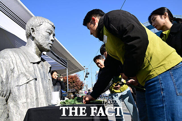 전태일 열사 54주기인 13일 오전 서울 종로구 전태일다리(버들다리)에서 전국보건의료산업노동조합원들이 헌화를 하고 있다. /남윤호 기자