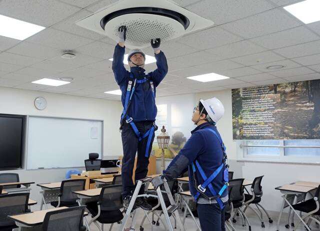 삼성전자서비스 엔지니어들이 수능 시험장에 설치된 삼성전자 시스템에어컨을 점검하고 있다. /삼성전자