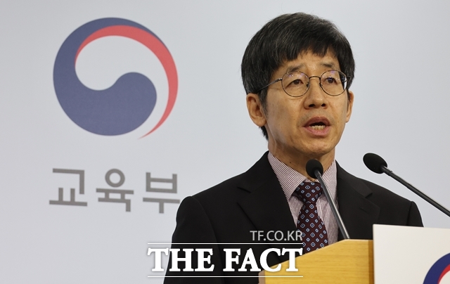 교육 당국이 2025학년도 대학수학능력시험(수능)에서 이른바 킬러문항(초고난도 문항)을 완전히 배제하고 적정 난이도 문제를 골고루 출제해 변별력을 확보했다고 밝혔다. 최중철 2025학년도 대학수학능력시험 출제위원장이 14일 세종시 정부세종청사에서 수능 출제 기본방향을 발표하며 킬러 문항을 완전히 배제하려고 노력했다 밝히고 있다. /뉴시스