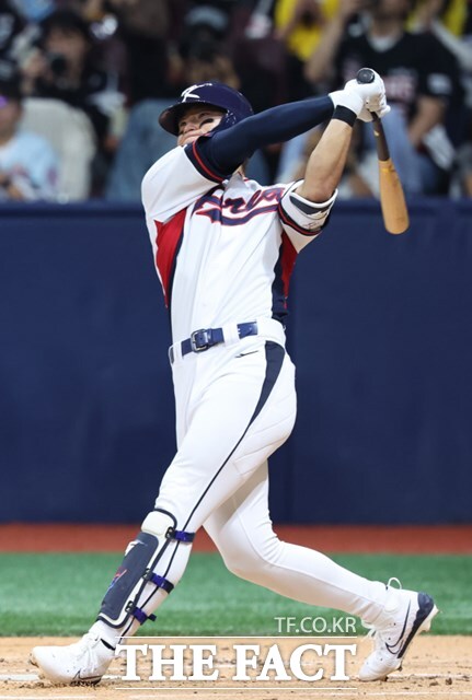 한국의 간판 타자 김도영인 14일 쿠바와 WBSC 프리미어 12 오픈 라운드 B조 2차전 2회말 만루 홈런으로 한국의 6-0 승리를 이끌었다./뉴시스