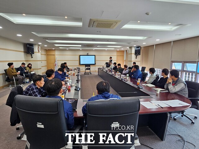 전남정보문화산업진흥원은 13일 전남 영암군 조선산업센터에서 ‘대불산단 중대형 블록 물류운송 안전관리 시스템 구축 중간보고회’를 열었다./진흥원