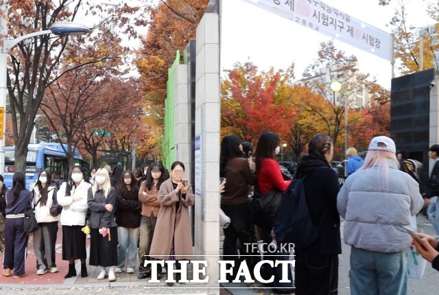 14일 오전 서울 송파구 A 고등학교 앞에 모여 있는 아이돌 팬들. /이상빈 기자