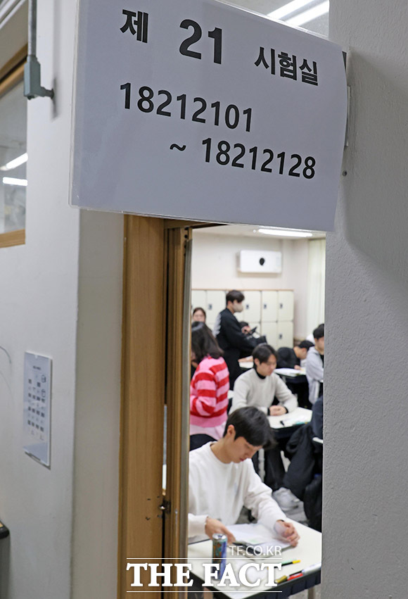 서초구 반포고등학교에 마련된 고사장에서 시험 준비하고 있는 수험생들. /사진공동취재단