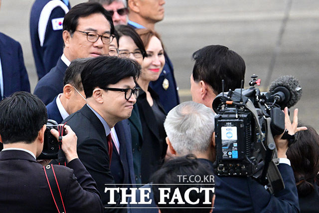 이날 윤석열 대통령을 환송하기 위해 서울공항을 찾은 한동훈 국민의힘 대표가 윤 대통령과 악수하고 있다.