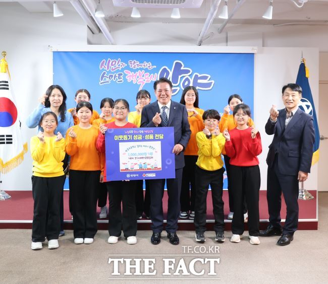 12일 안양시청에서 박달초등학교 꿈꾸는 하모니 합창단이 유퀴즈 출연 상금 전액을 시에 기탁한 뒤 기념촬영을 하고 있다./안양시