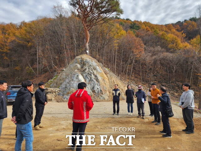 산림청 중부지방산림청이 14일 충북 영동 민주지산 자연휴양림 인근 임도사업 현장에서 충청권 국가·지방 임도망 연결 활성화를 위한 토론회를 열고 있다. /중부지방산림청