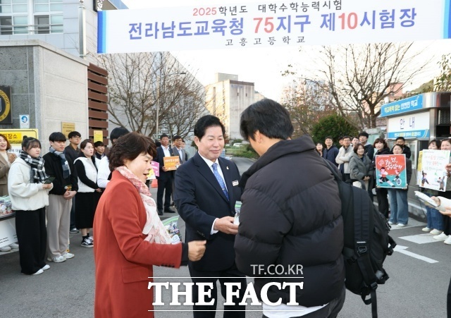 공영민 고흥군수가 14일 고흥고등학교 교문에서 대학 수학능력시험 응시생을 격려하고 있다./고흥군