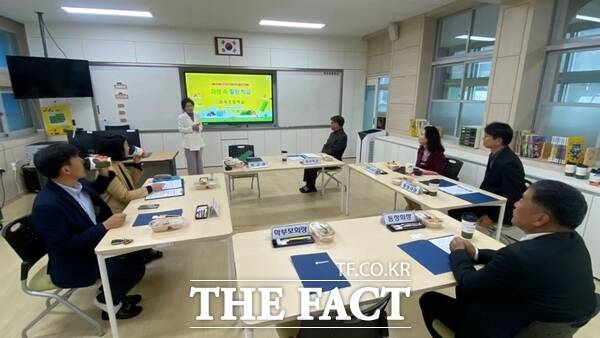 14일 김일수 충남부교육감이 공주 마곡초를 방문해 농촌유학 프로그램에 대한 의견을 나누고 있다. /충남교육청