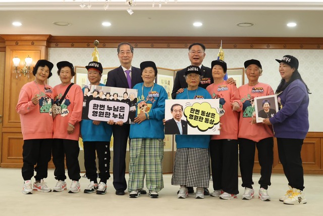 한덕수 국무총리는 14일 칠곡할매래퍼 수니와칠공주와 만나 오찬을 함께했다고 밝혔다. 한 총리는 가난한 시대에 딸로 태어나 어머니로, 할머니로 고단하게 살아오신 분들이 전 국민에게 웃음과 용기를 주고 계신다라고 전했다. /총리실 제공