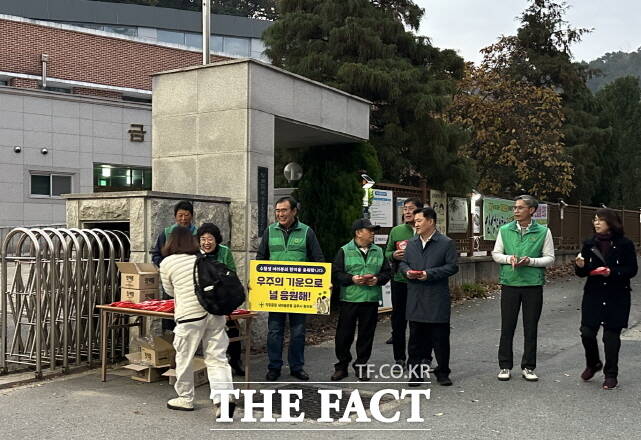 강관식 공주시 부시장이 14일 오전 7시께 2025학년도 대학수학능력시험 시험장을 방문해 수험생을 격려하고 있다. /공주시