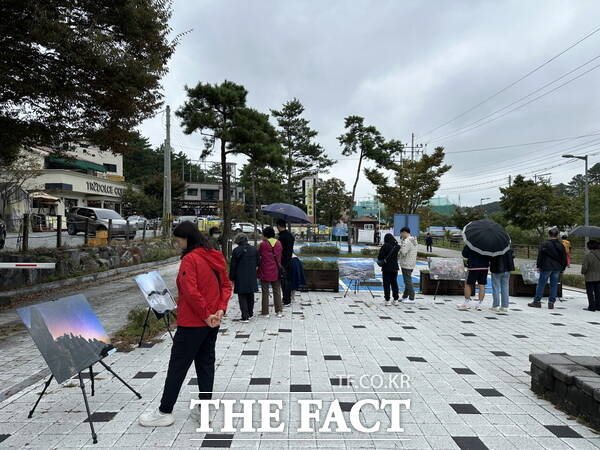 국립한밭대가 10월 19일부터 11월 9일까지 4주간 계룡산 국립공원 수통골 일원에서 제6회 국립한밭대 수통골 문화축제 열었다. 사진은 국립한밭대학교 제6회 한수제에서 진행한 국립공원 자연경관 사진 전시. / 한밭대