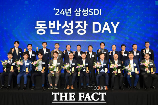 지난 13일 열린 삼성SDI 동반성장 DAY에서 삼성SDI 파트너사 CEO 등 관계자들이 기념 사진을 촬영하고 있다. /삼성SDI