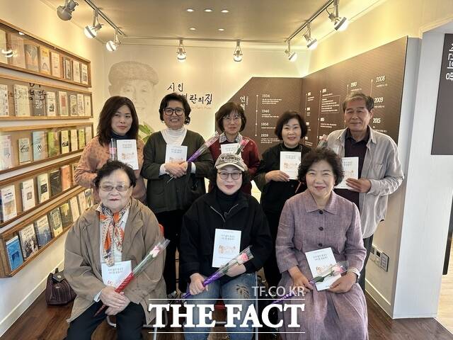 광주 동구 인문거점 시설 중 한 곳인 시인 문병란의 집에서 운영하는 창작 시 동호회 ‘맬겁詩 왔당께가 3번째 시집 우리 삶의 봄날은 어디쯤 왔을까?를 펴냈다. 사진은 ‘맬겁詩 왔당께 동아리 회원들이 시집을 들고 있다./ 광주 동구