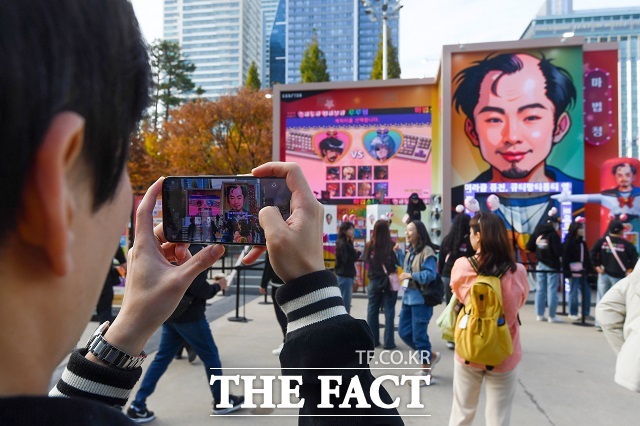 국제게임전시회 지스타 2024가 14일 개막한 가운데 관람객이 야외 전시장을 둘러보고 있다. /부산=장윤석 기자