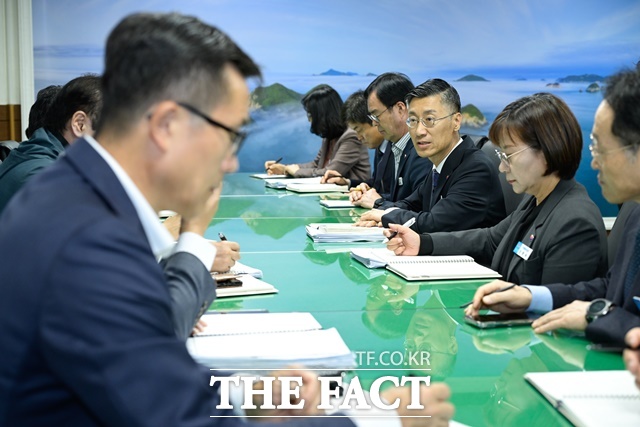 정석원 거제시장 권한대행이 간부 공무원들과 긴급회의를 하고 있다./거제시