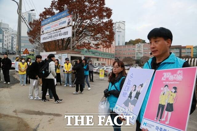 현대제철 당진제철소는 14일 관내 응시 수험생 1000여 명을 대상으로 목표 달성을 응원하고 핫팩과 생수를 전달했다. /현대제철