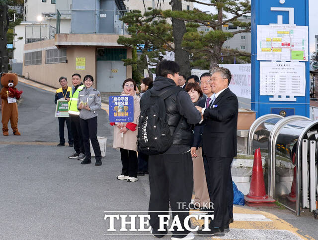 장세일 영광군수가 수능이 치러진 14일 오전 영광고등학교와 해룡고등학교를 찾아 시험장으로 들어가는 수험생들과 교직원 및 학부모들을 격려화고 감사의 인사를 전했다. 사진은 시험장에 들어가는 수험생에게 격려를 하고 있는 장세일 영광군수./ 영광군