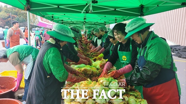 지난 11일부터 14일까지 익산시 새마을회 600여 명이 김장을 담그고 있다/홍문수 기자