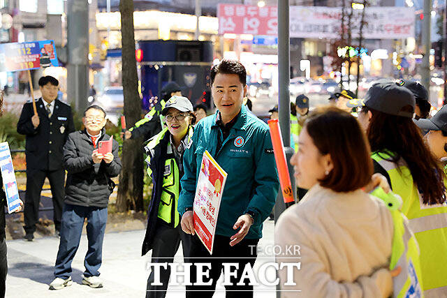 서울 도봉구(구청장 오언석)는 14일 오후 쌍문역 인근에서 ‘수능 청소년 선도‧보호 캠페인’을 실시했다.