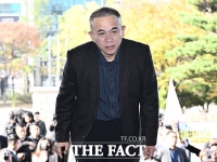 [속보] '공천개입 의혹' 명태균·김영선 구속영장 심사 출석