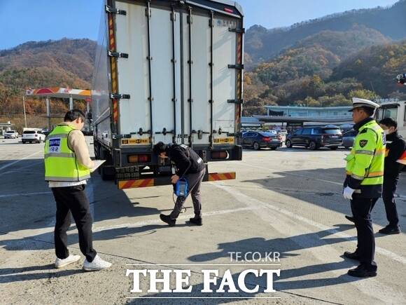 가평군 교통과와 가평경찰서, 한국교통안전공단 경기북부본부, 경기북부경찰청 고속도로순찰대 등으로 구성된 합동단속반이 불법 튜닝 차량을 점검하고 있다./가평군