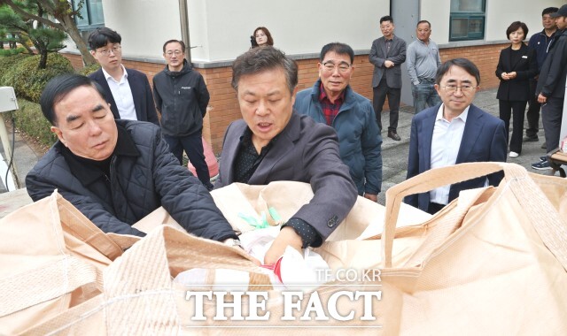 이학수 전북 정읍시장은 15일 덕천면 농협창고를 찾아 공공비축미 매입 현황을 점검하고, 쌀값 하락과 소비 감소로 어려움을 겪고 있는 농가들의 애로사항을 청취했다. / 정읍시