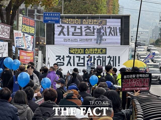 민주시민 국민항쟁 추진연대 등 이재명 더불어민주당 대표 지지자들은 15일 오전 7시30분께부터 서초역 7번 출구에서 서울중앙지검 서문까지 이어지는 대로변 일대에 적폐 청산. 우리가 이재명이다. 명과 함께 승리를이라고 적힌 파란색 천막이 내걸린 부스를 꾸리고 이 대표의 무죄판결을 촉구했다. /이동현 인턴기자