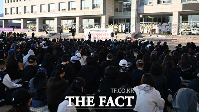 성신여자대학교 학생들이 15일 오후 서울 성북구 성신여대 돈암수정캠퍼스에서 2025학년도 신설되는 국제학부에 외국인 남학생 입학 허용 철회를 요구하며 대규모 시위를 벌이고 있다.