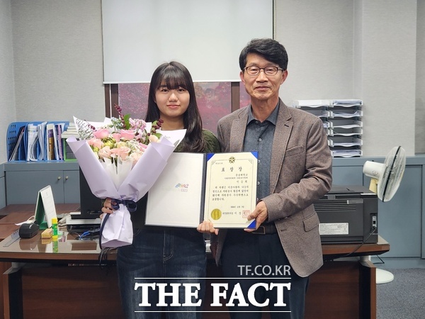 충남대학교 사회복지학과 이승희 학생(사진 왼쪽)이 입학 후 2년간 331시간 봉사를 인정받아 대전시 자원봉사 우수 학생 표창을 수상했다. 민경택 학생처장(오른쪽)이 15일, 이승희 학생에게 봉사상 표창장을 전달했다. / 충남대학교