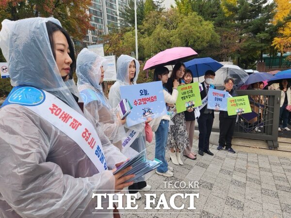 14일 오후에 대전의 한 고등학교 정문 앞에서 교직원과 하부모들이 학교폭력 예방, 디지털 성범죄 예방 캠페인을 전개하고 있다./대전시교육청