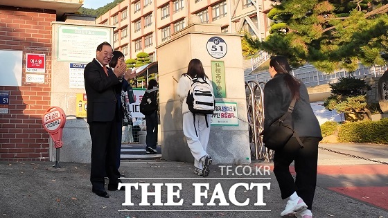 하윤수 부산시교육감은 15일 부산의 모든 수험생 여러분, 긴 여정을 마치느라 정말 수고 많았다고 말했다./부산시교육청.