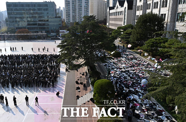 12일 오후 서울 성북구 동덕여대에서 남녀 공학 전환에 반대하는 학생들이 공학 철회를 외치며 대규모 시위를 벌이는 가운데, 본관 앞에 학생들이 벗어놓은 대학 점퍼가 줄지어 놓여 있다.