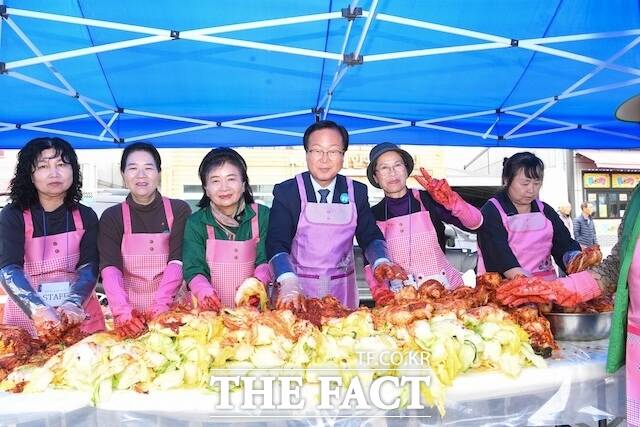 완주군 봉동생강골시장에서 열린 ‘생강&김장축제’가 성황을 이뤘다. /완주군