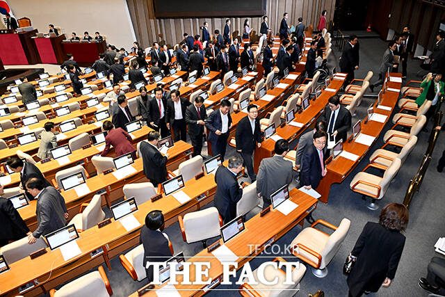 14일 서울 여의도 국회 본회의에서 김건희 여사 특검법이 상정되자 법안 처리에 반대하는 국민의힘 의원들이 본회의장을 빠져나가는 모습. 이날 국민의힘은 대통령 친인척 비위를 조사하는 특별감찰관 추천 절차를 진행하기로 했다. /배정한 기자