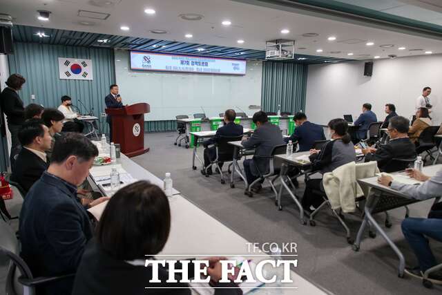 당진시 외국인근로자지원센터는 14일 외국인 계절 근로자의 근로실태와 인식에 관한 정책토론회를 개최했다. /당진시