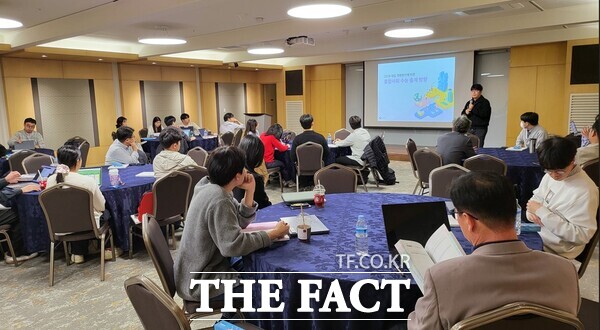 16일 김태흠 충남지사가 서산 시민체육관에서 열린 ‘제22회 충남 보육교직원 한마음대회’에 참석해 도내 보육교직원 및 가족 등 1000여 명과 함께 퍼포먼스를 진행하고 있다. /충남도