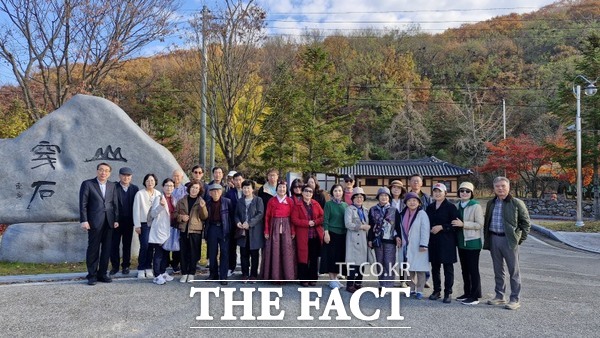 16일 ‘2024천안문학인대회’ 참석자들이 이동녕 선생 생가에서 기념사진을 찍고 있다. /천안문학관