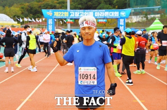 염영선 전북도의원이 김건희 특검하라라는 구호가 새겨진 머리띠를 두르고 제22회 고창고인돌 마라톤 대회에 출전해 10km를 완주하며 눈길을 끌었다. /전북도의회