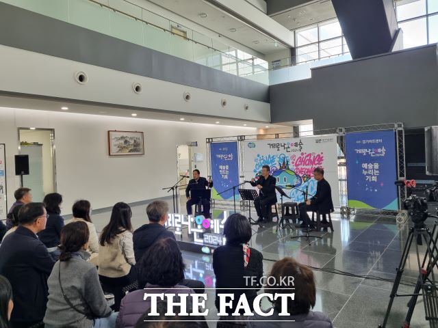 경기도보건환경연구원이 18일 연구원 1층 로비에서 ‘거리로 나온 예술’ 사업 일환으로 지역주민과 함께하는 음악회를 열었다고 밝혔다./경기도보건환경연구원